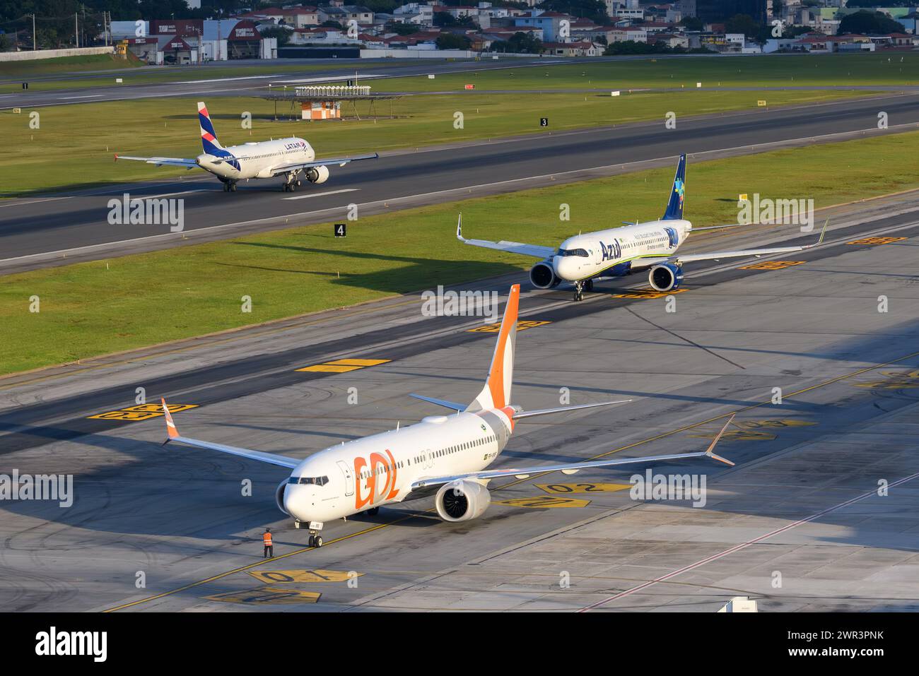 Gol, Azul und LATAM Airlines, die drei größten Fluggesellschaften aus Brasilien am Congonhas Airport in Sao Paulo, Brasilien. Geschäftiger brasilianischer Inlandsflugmarkt. Stockfoto