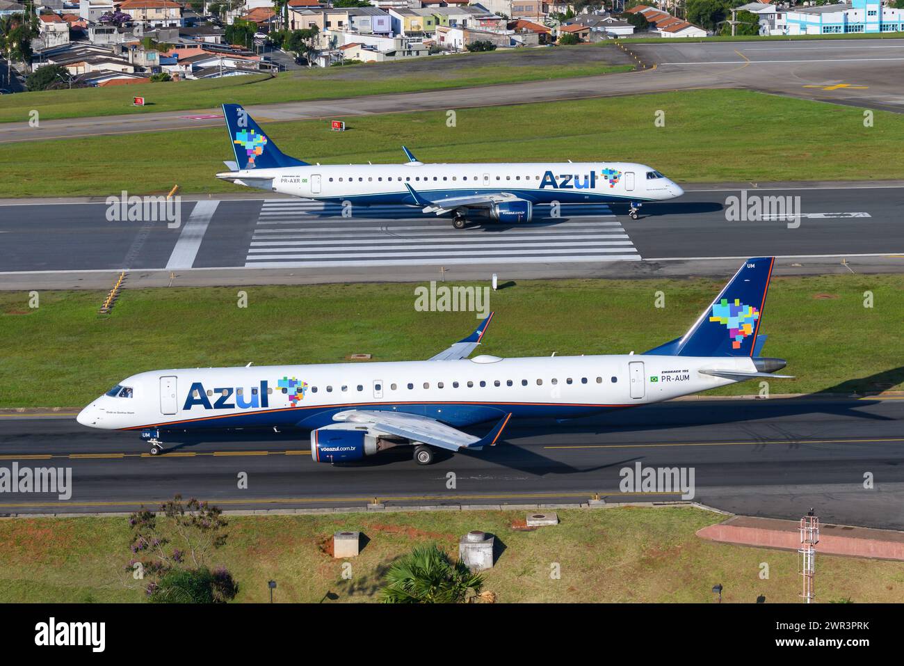 Azul Airlines Embraer 195 Flugzeug am Flughafen Congonhas. Flugzeugpaar E195 von Azul Brazilian Airlines. Zwei Flugzeuge ERJ-195 von Azul Airline. Stockfoto