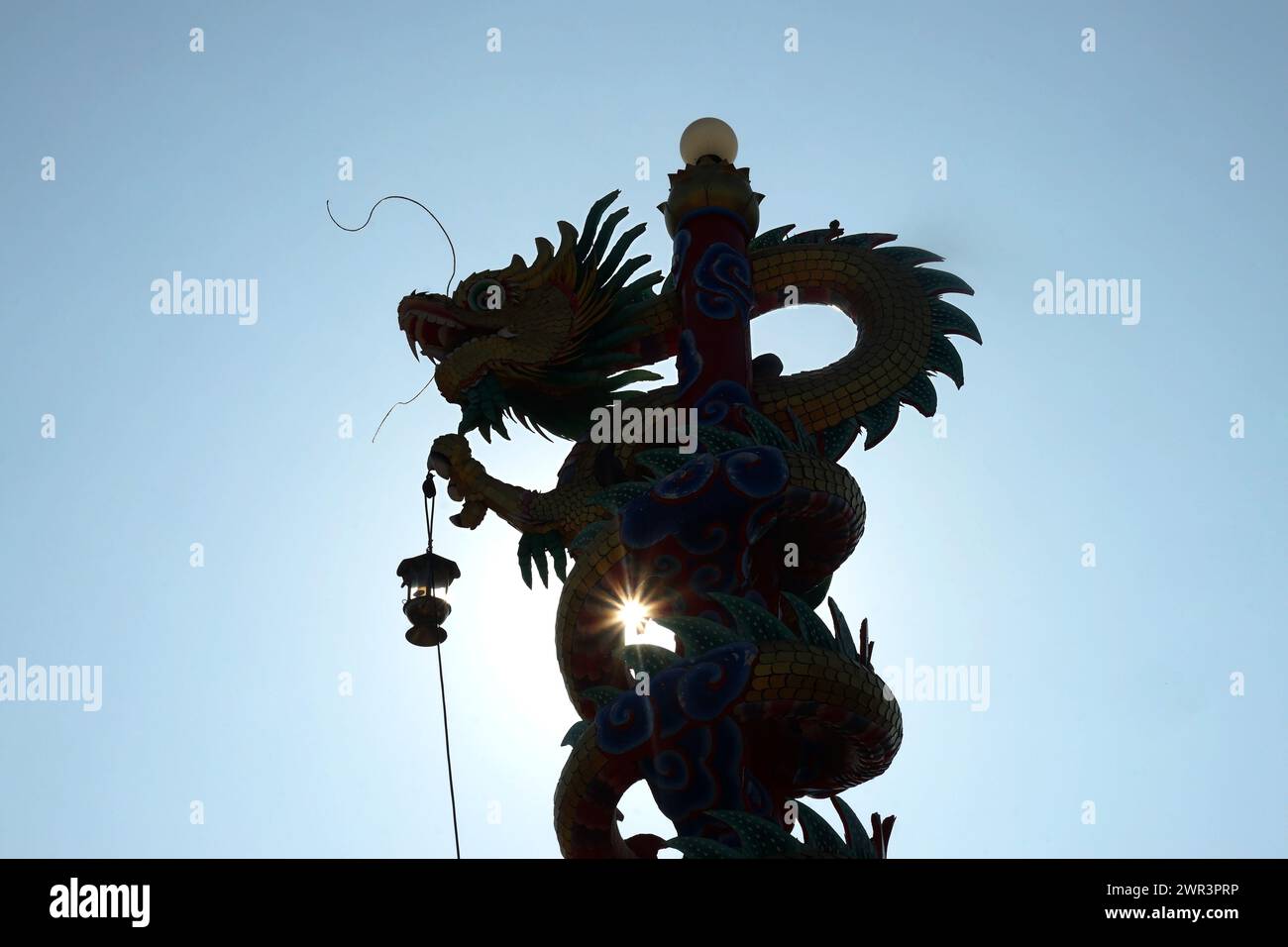 Silhouette eines chinesischen Drachen mit wunderschönem Himmelhintergrund Stockfoto