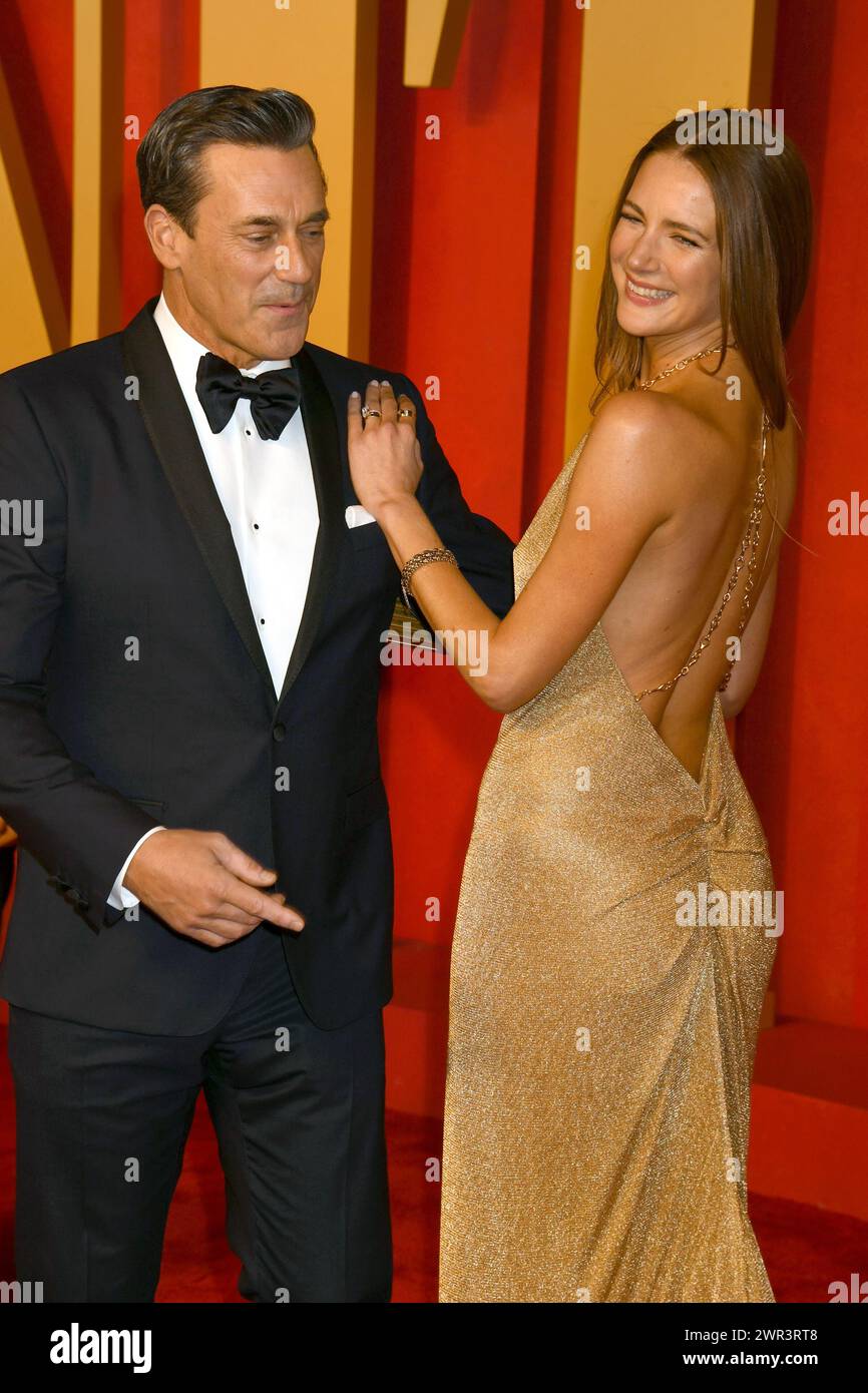 Beverly Hills, Ca. März 2024. Jon Hamm und Anna Osceola bei der 30. Vanity Fair Oscar Party im Wallis Annenberg Center for the Performing Arts in Beverly Hills, Kalifornien am 10. März 2024. Quelle: Jeffrey Mayer/Media Punch/Alamy Live News Stockfoto