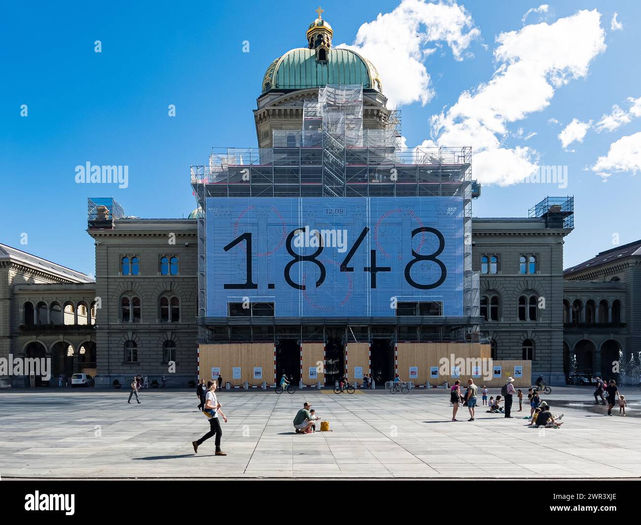 Blick auf die Nordfassade des Schweizer Bundeshauses, welche zur Zeit renoviert wird. Davor liegt der Bundesplatz. (Bern, Schweiz, 03.08.2023) Stockfoto