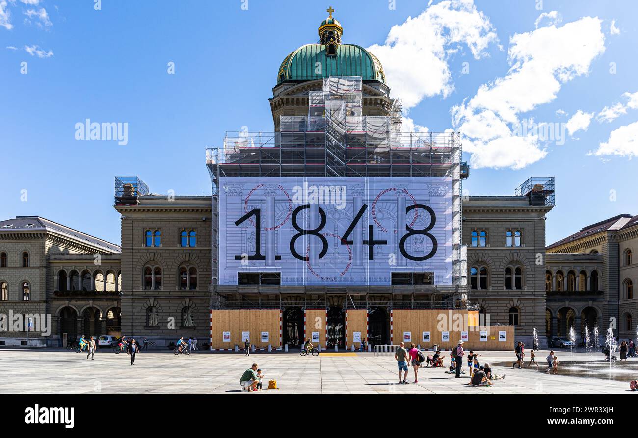 Blick auf die Nordfassade des Schweizer Bundeshauses, welche zur Zeit renoviert wird. Davor liegt der Bundesplatz. (Bern, Schweiz, 03.08.2023) Stockfoto