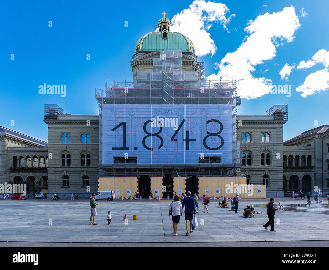 Blick auf die Nordfassade des Schweizer Bundeshauses, welche zur Zeit renoviert wird. Davor liegt der Bundesplatz. (Bern, Schweiz, 03.08.2023) Stockfoto