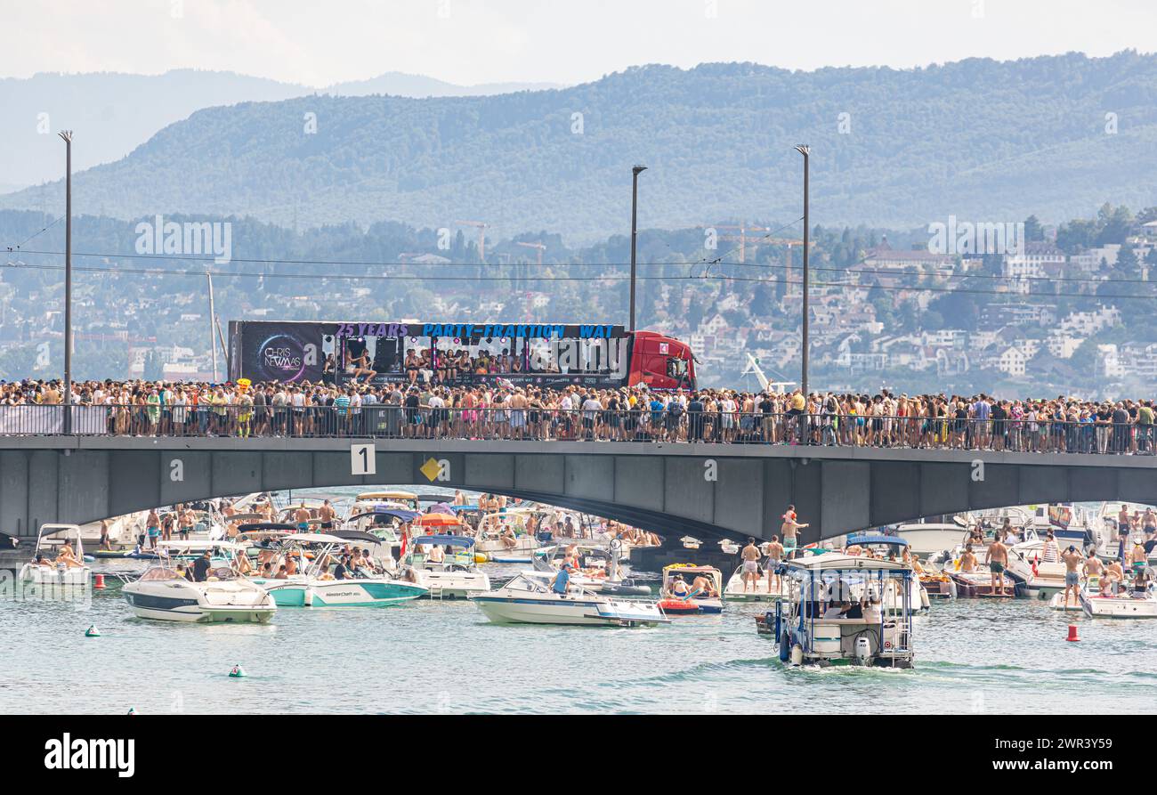 Über die Quaibrücke bewegt sich ein Lovemobile. Tausende feiern an der 30. Zürcher Street Parade. (Zürich, Schweiz, 12.08.2023) Stockfoto