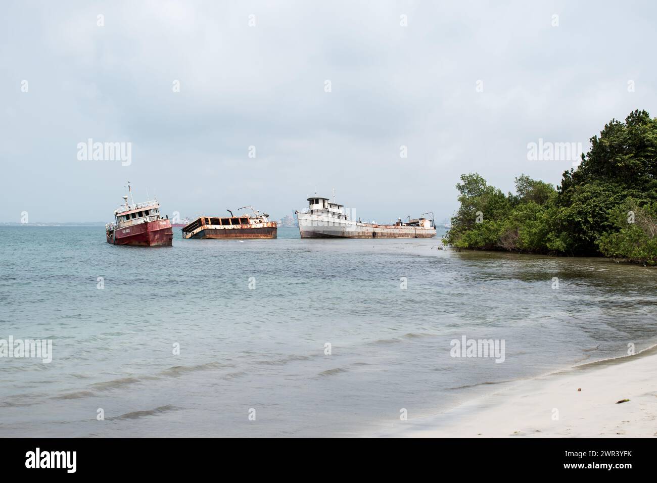 Verlassene Schiffe, verlassene Schiffe oder Schiffswracks säumen die Karibikküste Panamas und stellen damit eine Herausforderung für den Umweltschutz dar. Stockfoto