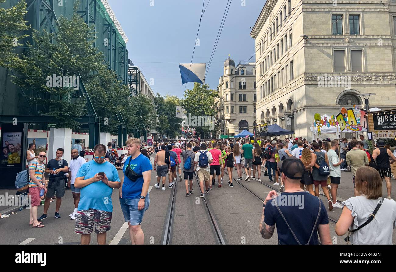 Blick in die Bahnhofstraße wo die Besuche der 30. Zürcher Street Parade entlange laufen. (Zürich, Schweiz, 12.08.2023) Stockfoto