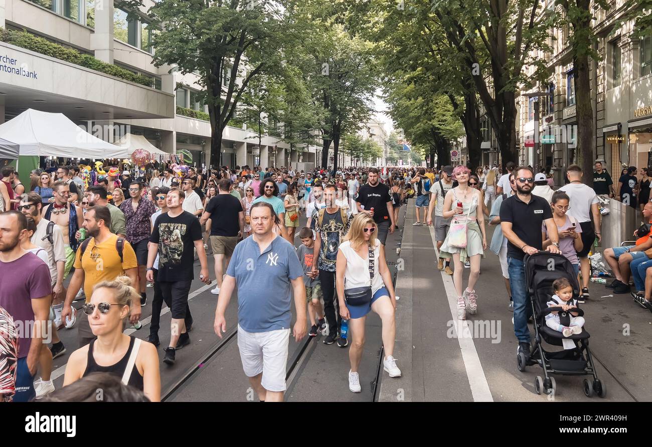 Tausende Besucher strömten am Mittag in Richtung Lovemobile-Route an der 30. Zürcher Street Parade. (Zürich, Schweiz, 12.08.2023) Stockfoto