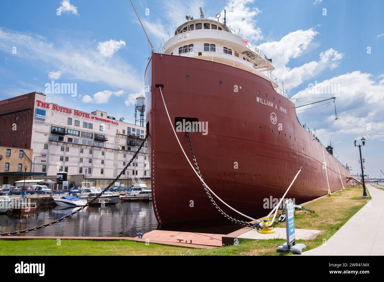 Die SS William A. Irvin, ein ehemaliges Kohle- und Erzschiff der Great Lakes, liegt im Canal Park im Hafen von Duluth, Minnesota, wo es als Museum dient. Stockfoto