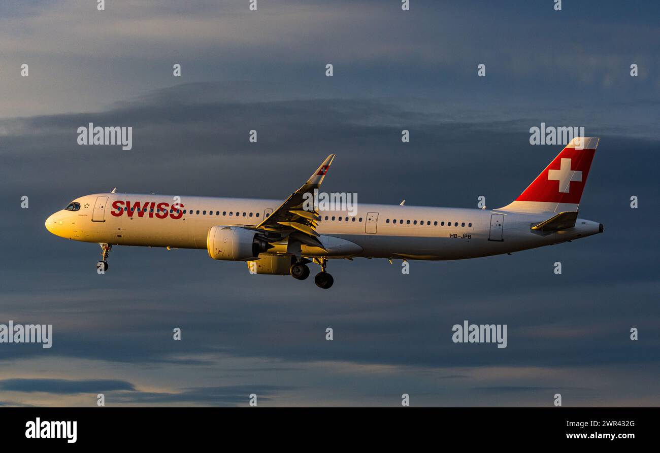 Ein Airbus A321-271NX ist in der Morgenstunden im Landeanflug auf den Flughafen Zürich. Der Airbus A321neo hat die Immatrikulation HB-JPB. (Zürich, Sc Stockfoto