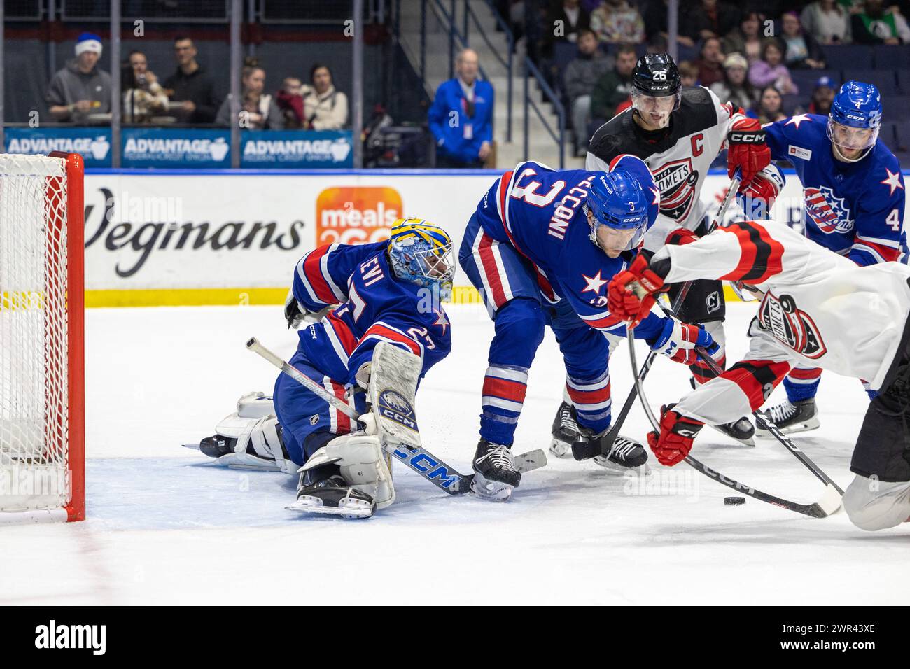 10. März 2024: Rochester-amerikanischer Torhüter Devon Levi (27) in der ersten Periode gegen die Utica Comets. Die Rochester Americans veranstalteten die Utica Comets in einem Spiel der American Hockey League in der Blue Cross Arena in Rochester, New York. (Jonathan Tenca/CSM) Stockfoto