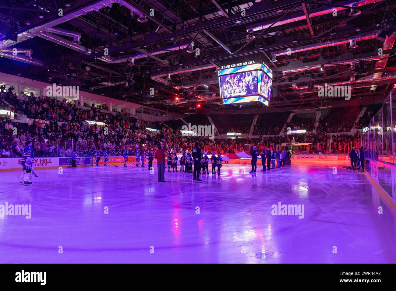 10. März 2024: Rochester-Amerikaner stehen während der Nationalhymne an der First Responder Night. Die Rochester Americans veranstalteten die Utica Comets in einem Spiel der American Hockey League in der Blue Cross Arena in Rochester, New York. (Jonathan Tenca/CSM) Stockfoto