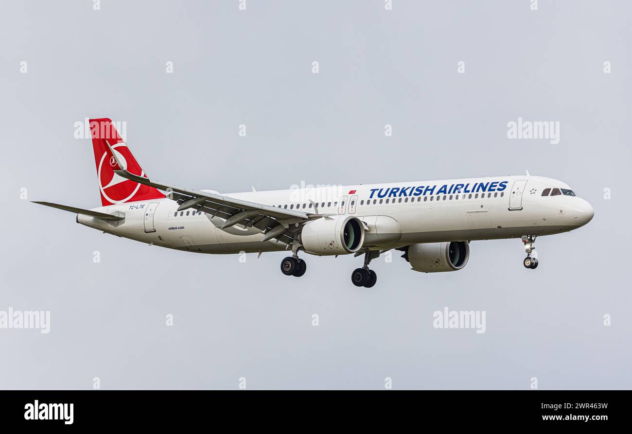 Ein Airbus 321-271NX von THY Turkish Airlines befindet sich im Landeanflug auf den Flughafen Zürich. Der Airbus A321neo mit der Registrierung TC-LTE IS Stockfoto