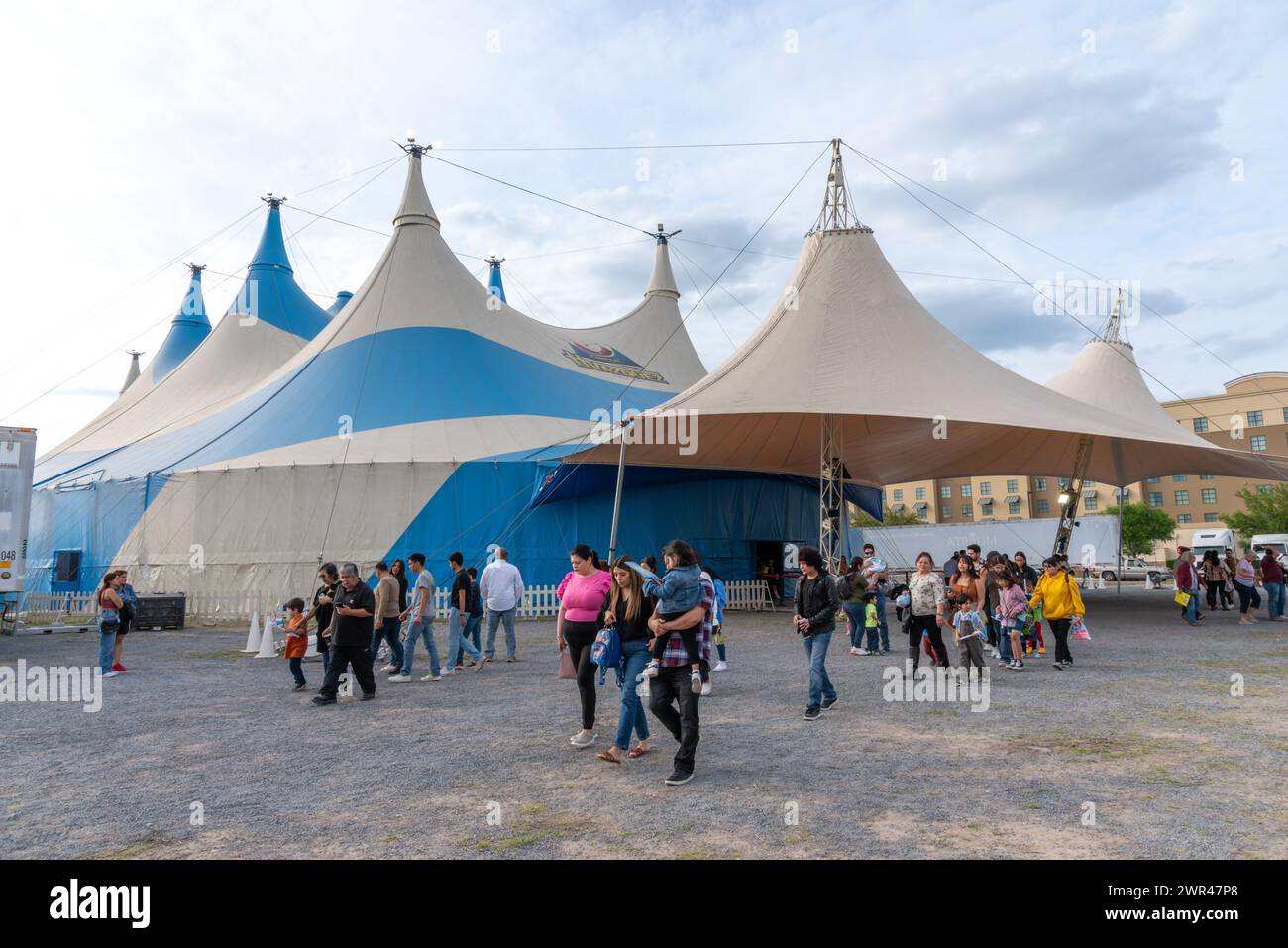 Publikum verlässt das blau-weiß gestreifte Großzelt für Circus Vasquez, 2024, McAllen, Texas, USA. Stockfoto