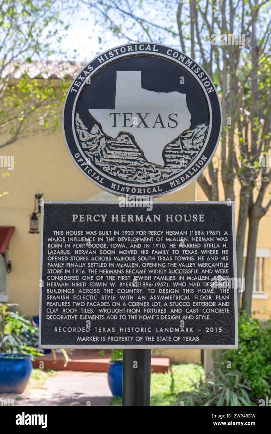 Historische Gedenktafel mit dem offiziellen historischen Medaillon der Texas Historical Commission for the Percy Herman House, erbaut 1933 in McAllen, Texas, USA. Stockfoto