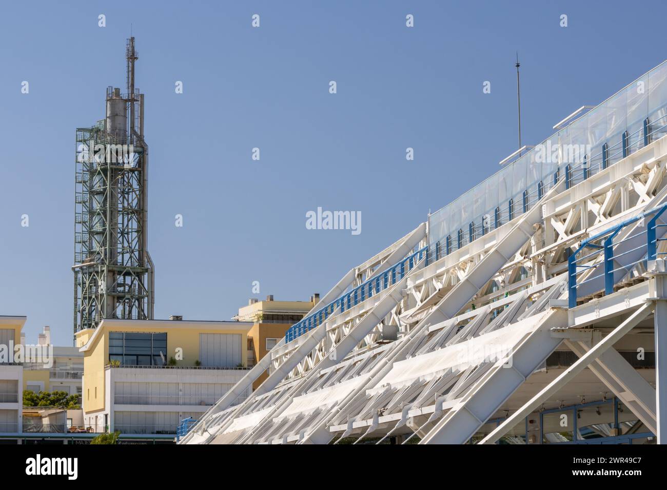 Nationenpark, Lissabon, Portugal, 27. August 2023, Kamin der Raffinerie Alameda dos Oceanos Stockfoto