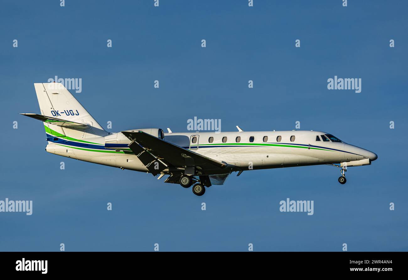 Eine Cessna 680 Citation Sovereign von Smartwings befindet sich im Landeanflug auf den Flughafen Zürich. Registrierung OK-UGJ. (Zürich, Schweiz, 14.04. Stockfoto