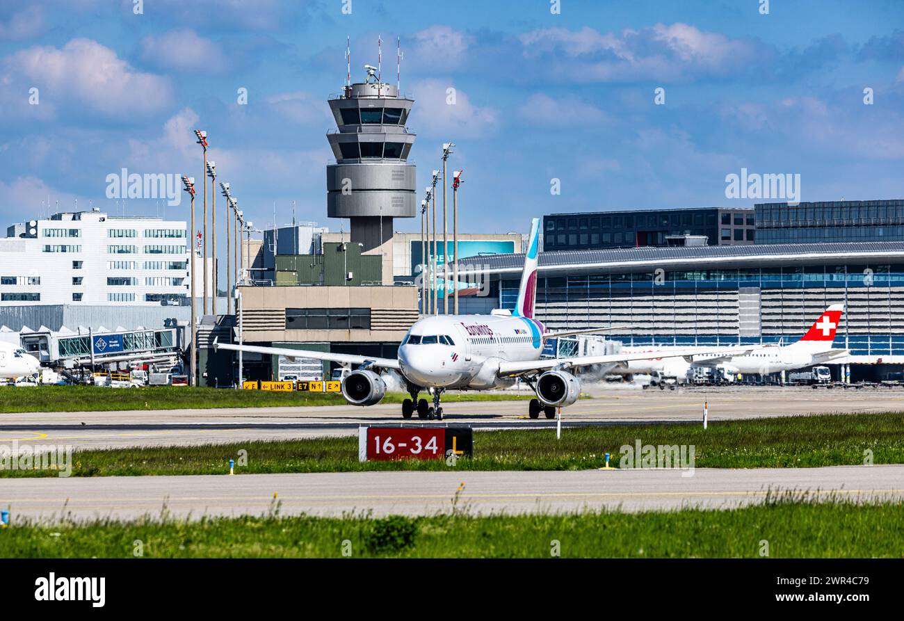 Ein Airbus A319-132 von Eurowings ist auf dem Flughafen Zürich unterwegs zur Startbahn. Registrierung D-AGWA. (Zürich, Schweiz, 03.05.2023) Stockfoto