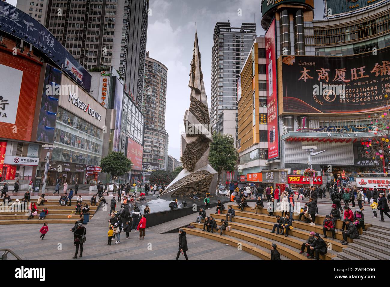 Chongqing, CHINA - 10. Mai 2021 : Dies ist die Jiefangbei Fußgängerzone Chongqing, ein berühmtes Einkaufs- und Reiseziel in der Innenstadt Stockfoto