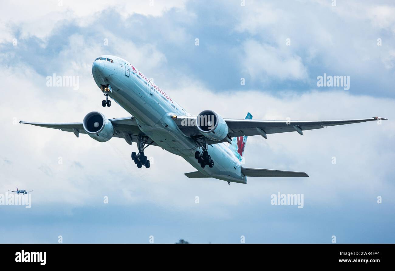 Eine Boeing 777-333ER von Air Canada startete vom Flughafen Zürich. Registrierung C-FIVM. (Zürich, Schweiz, 24.04.2023) Stockfoto