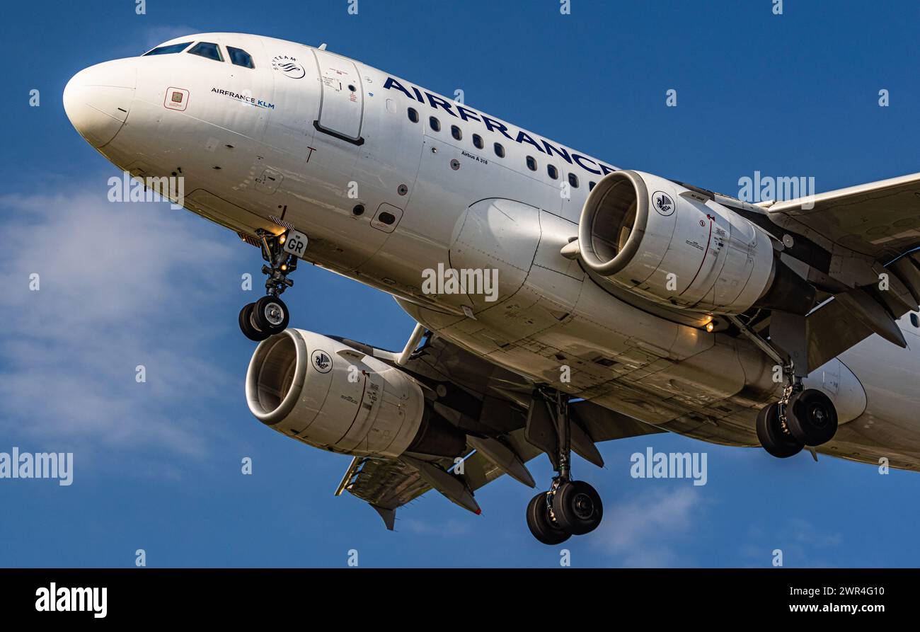 Ein Airbus A318-111 von Air France befindet sich im Anflug auf die Landebahn 28 des Flughafen Zürich. Registrierung F-GUGR. (Zürich, Schweiz, 03.07.202 Stockfoto