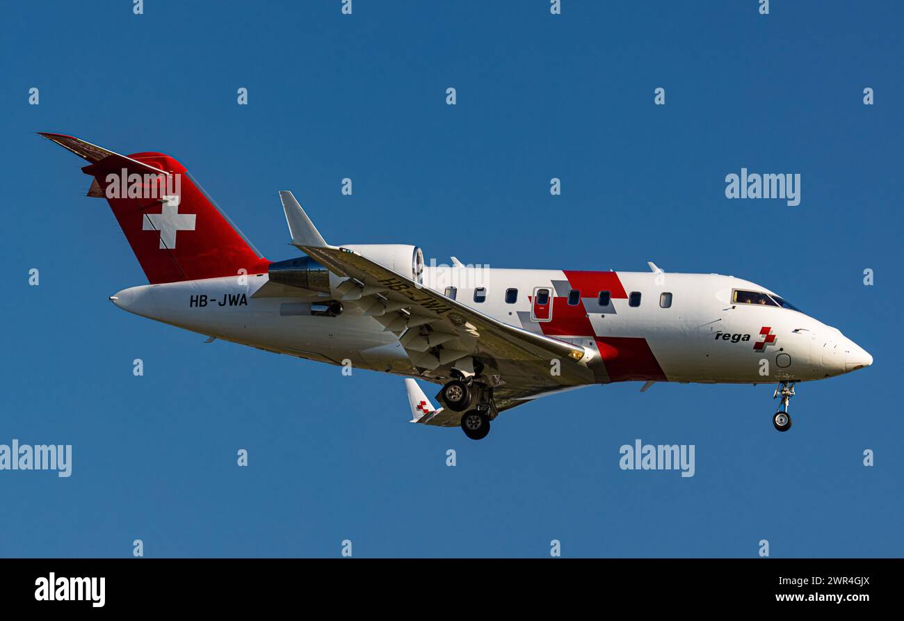 Ein Bombardier Challenger 650 von Swiss Air Ambulance (REGA) befindet sich im Anflug auf die Landebahn 28 des Flughafens Zürich. Registrierung HB-JWA. ( Stockfoto