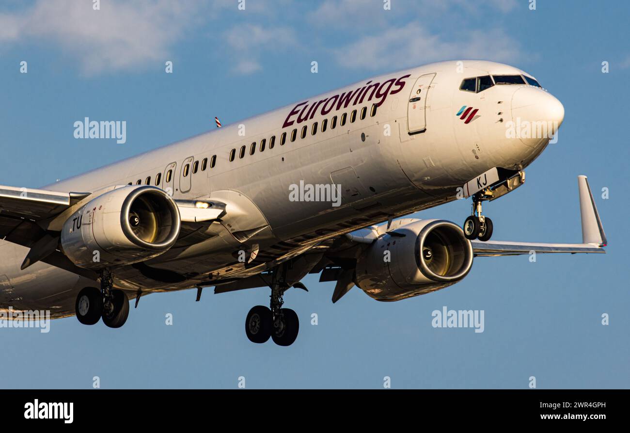 Eine Boeing 737-86J von Eurowings ist im Anflug auf die Landebahn 28 des Flughafen Zürich. Registrierung D-ABKJ. (Zürich, Schweiz, 03.07.2023) Stockfoto