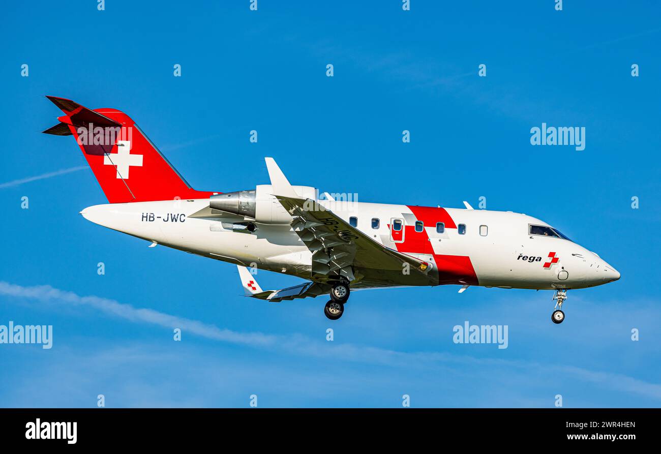 Ein Bombardier Challenger 650 von Swiss Air Ambulance (REGA) befindet sich im Landeanflug auf den Flughafen Zürich. Registrierung HB-JWC. (Zürich, Schw Stockfoto