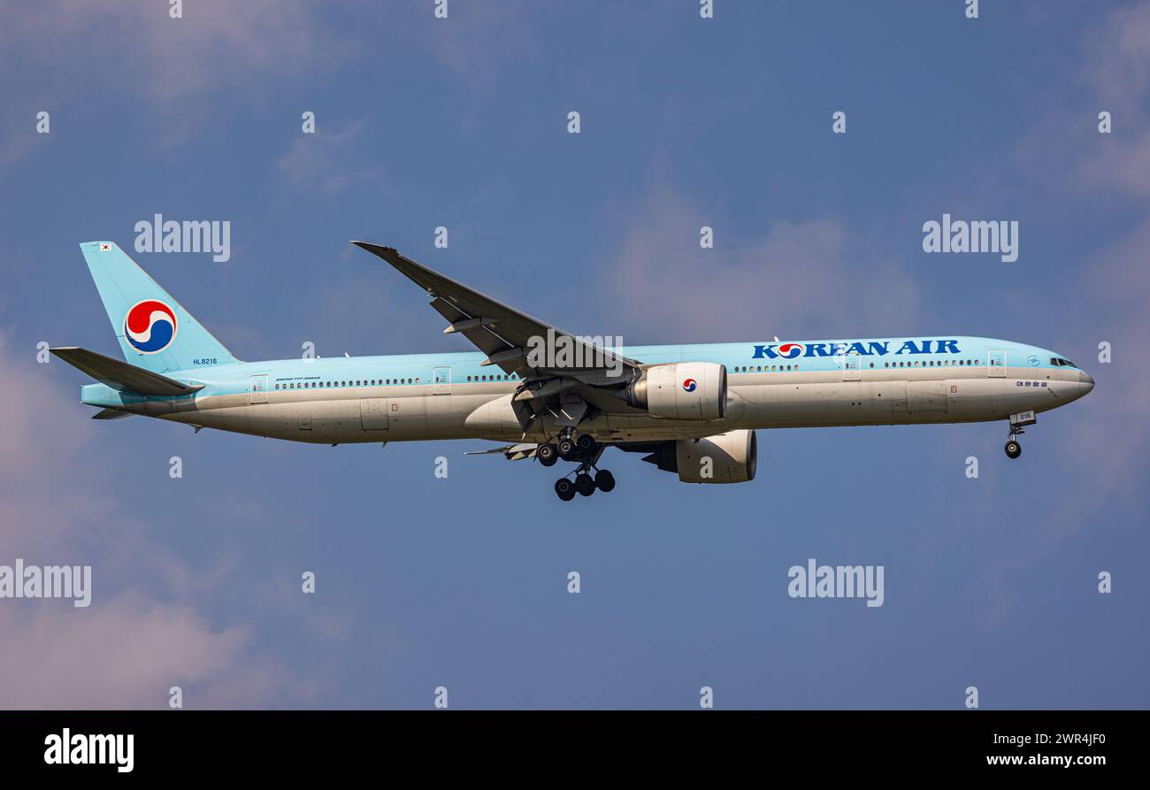 Eine Boeing 777-3B5ER von Korean Air befindet sich im Landeanflug auf den Flughafen Zürich. Registrierung HL8216. (Zürich, Schweiz, 3. Juni 2023) Stockfoto