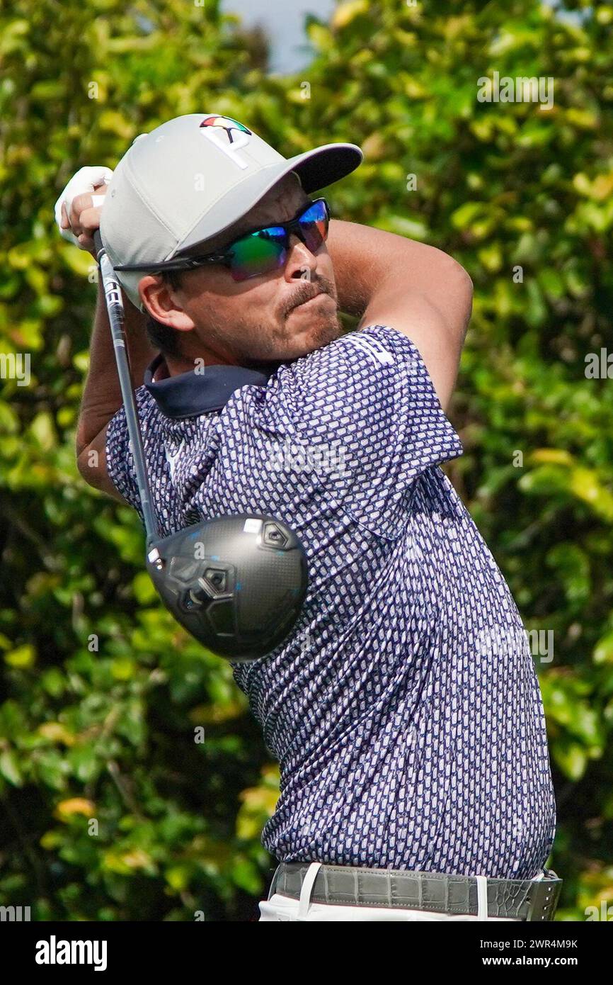 Orlando, Florida, USA. März 2024. Rickie Fowler schlägt das 9. Loch während der zweiten Runde des Arnold Palmer Invitational 2024 ab, präsentiert von Mastercard im Bay Hill Club & Lodge. (Kreditbild: © Debby Wong/ZUMA Press Wire) NUR REDAKTIONELLE VERWENDUNG! Nicht für kommerzielle ZWECKE! Stockfoto