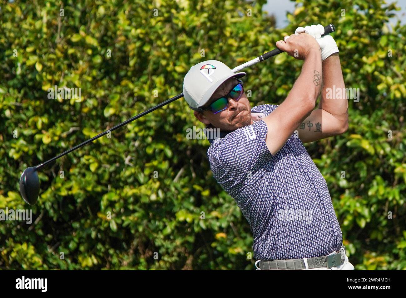 Orlando, Florida, USA. März 2024. Rickie Fowler schlägt das 9. Loch während der zweiten Runde des Arnold Palmer Invitational 2024 ab, präsentiert von Mastercard im Bay Hill Club & Lodge. (Kreditbild: © Debby Wong/ZUMA Press Wire) NUR REDAKTIONELLE VERWENDUNG! Nicht für kommerzielle ZWECKE! Stockfoto