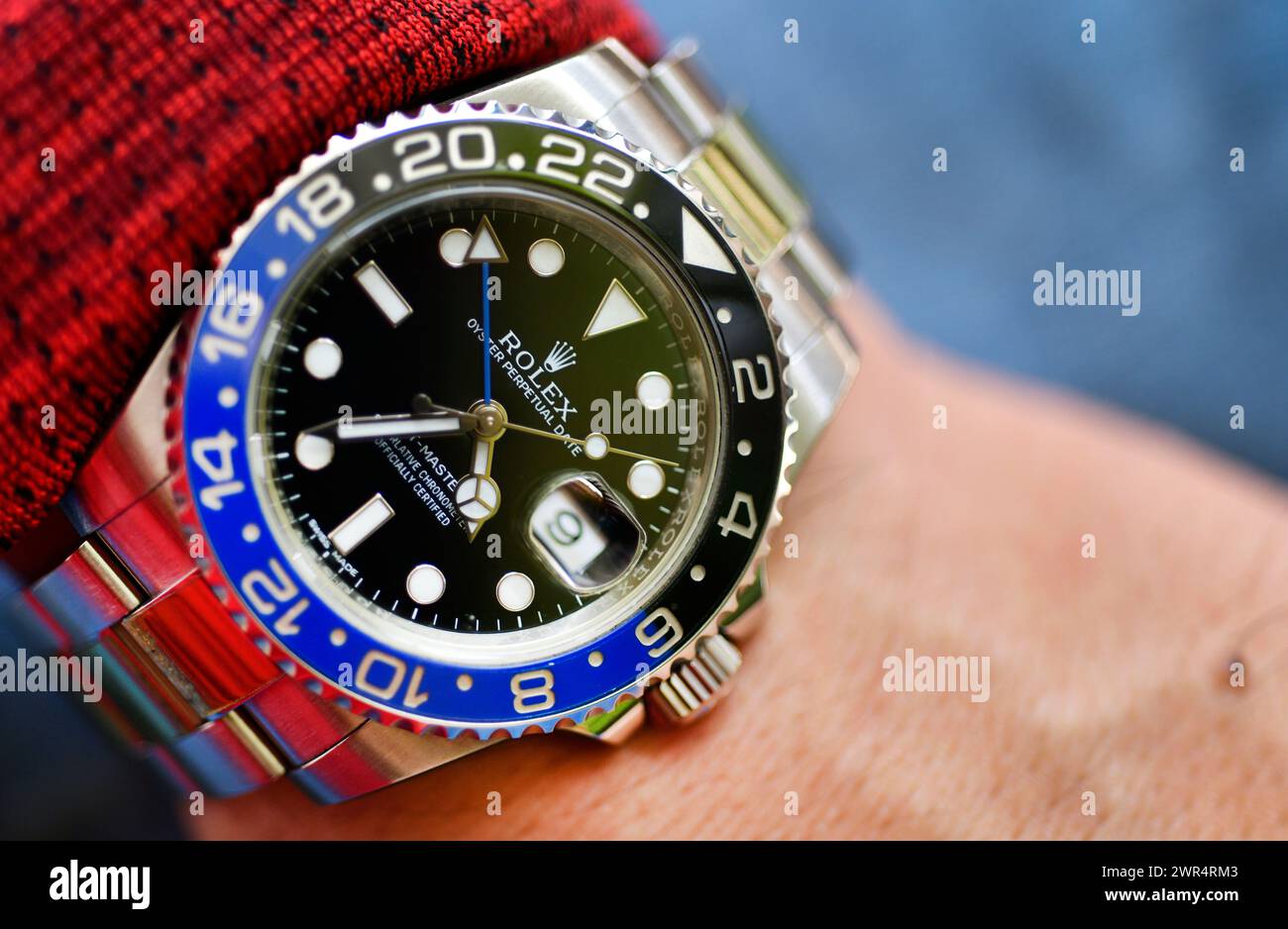 Bangkok Thailand, 10. März 2024: Nahaufnahme des Handgelenks eines Mannes mit der Rolex GMT-Master II 'Batman'40 mm mit blau-schwarzer Lünette aus Stahl-Keramik. Stockfoto