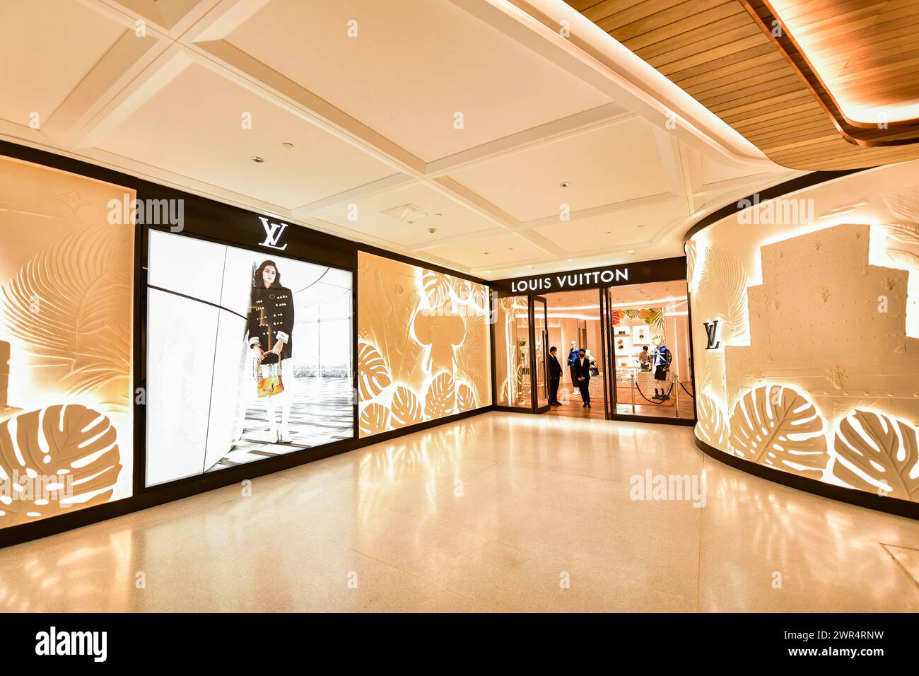 Bangkok Thailand, 10. März 2024: Das neue Louis Vuitton Geschäft beherbergt eine Boutique, ein Café und ein Restaurant. Im ersten Stock befindet sich Le Café, die Designerkleie Stockfoto