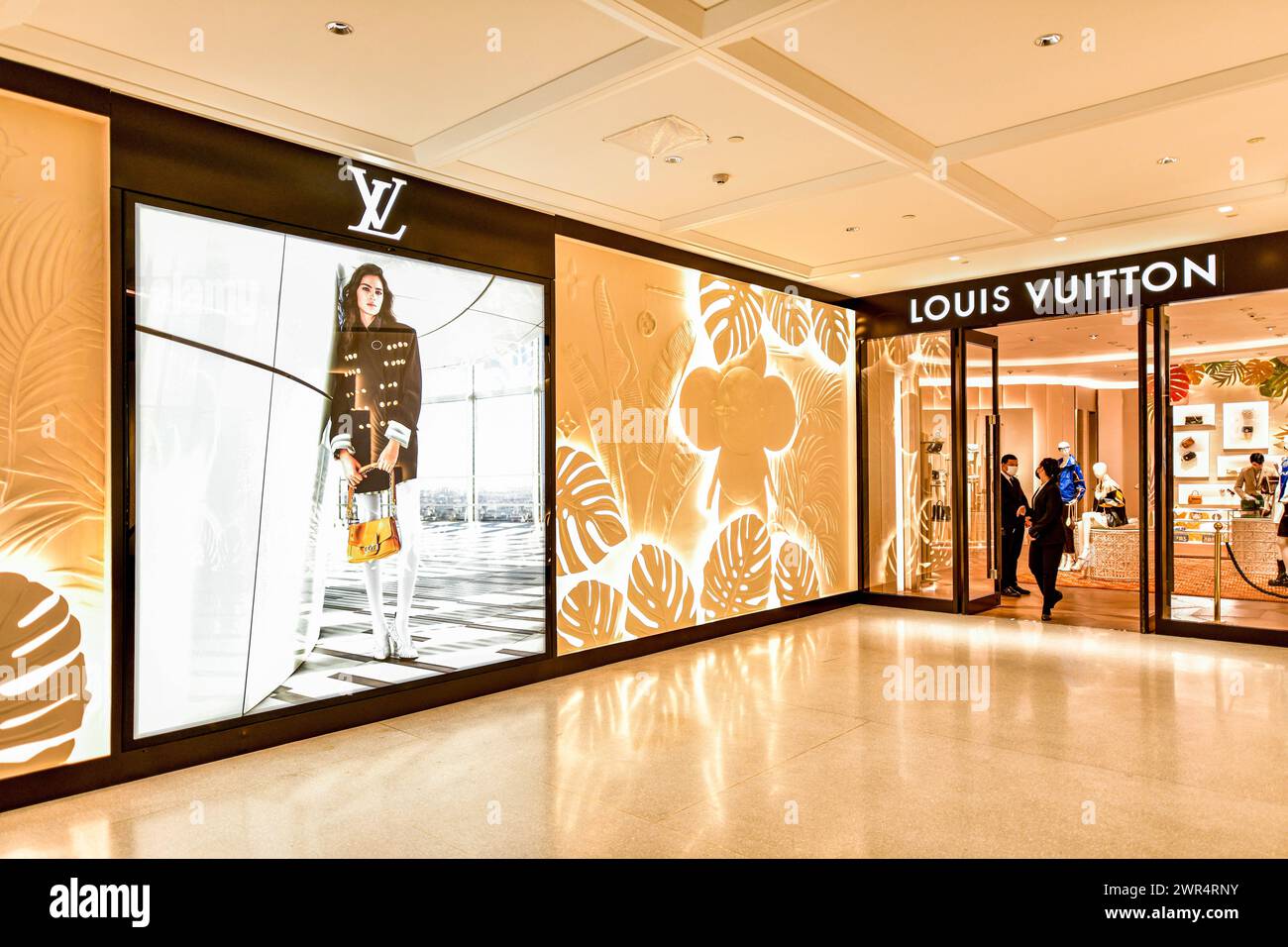 Bangkok Thailand, 10. März 2024: Das neue Louis Vuitton Geschäft beherbergt eine Boutique, ein Café und ein Restaurant. Im ersten Stock befindet sich Le Café, die Designerkleie Stockfoto