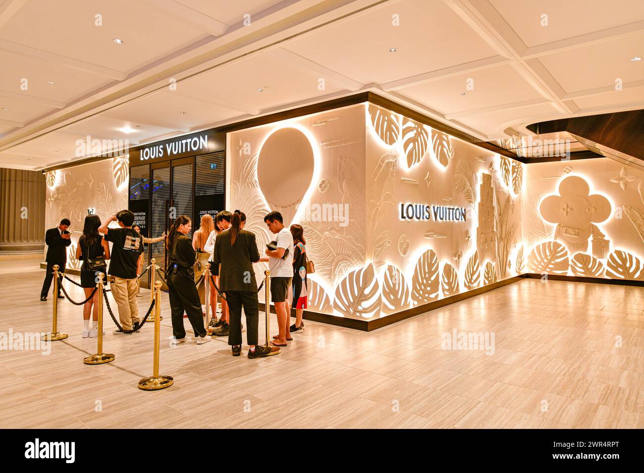 Bangkok Thailand, 10. März 2024: Das neue Louis Vuitton Geschäft beherbergt eine Boutique, ein Café und ein Restaurant. Im ersten Stock befindet sich Le Café, die Designerkleie Stockfoto