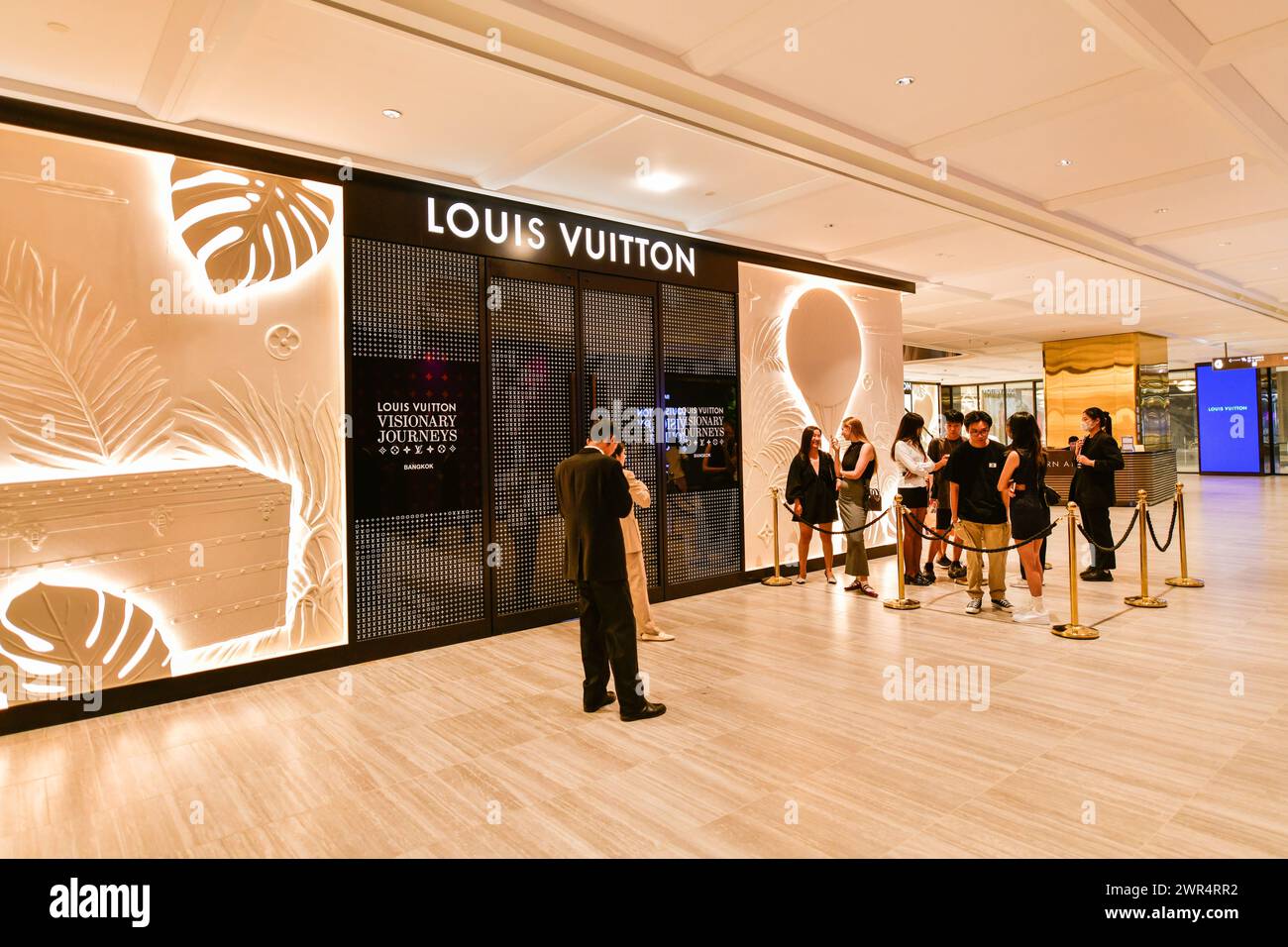 Bangkok Thailand, 10. März 2024: Das neue Louis Vuitton Geschäft beherbergt eine Boutique, ein Café und ein Restaurant. Im ersten Stock befindet sich Le Café, die Designerkleie Stockfoto