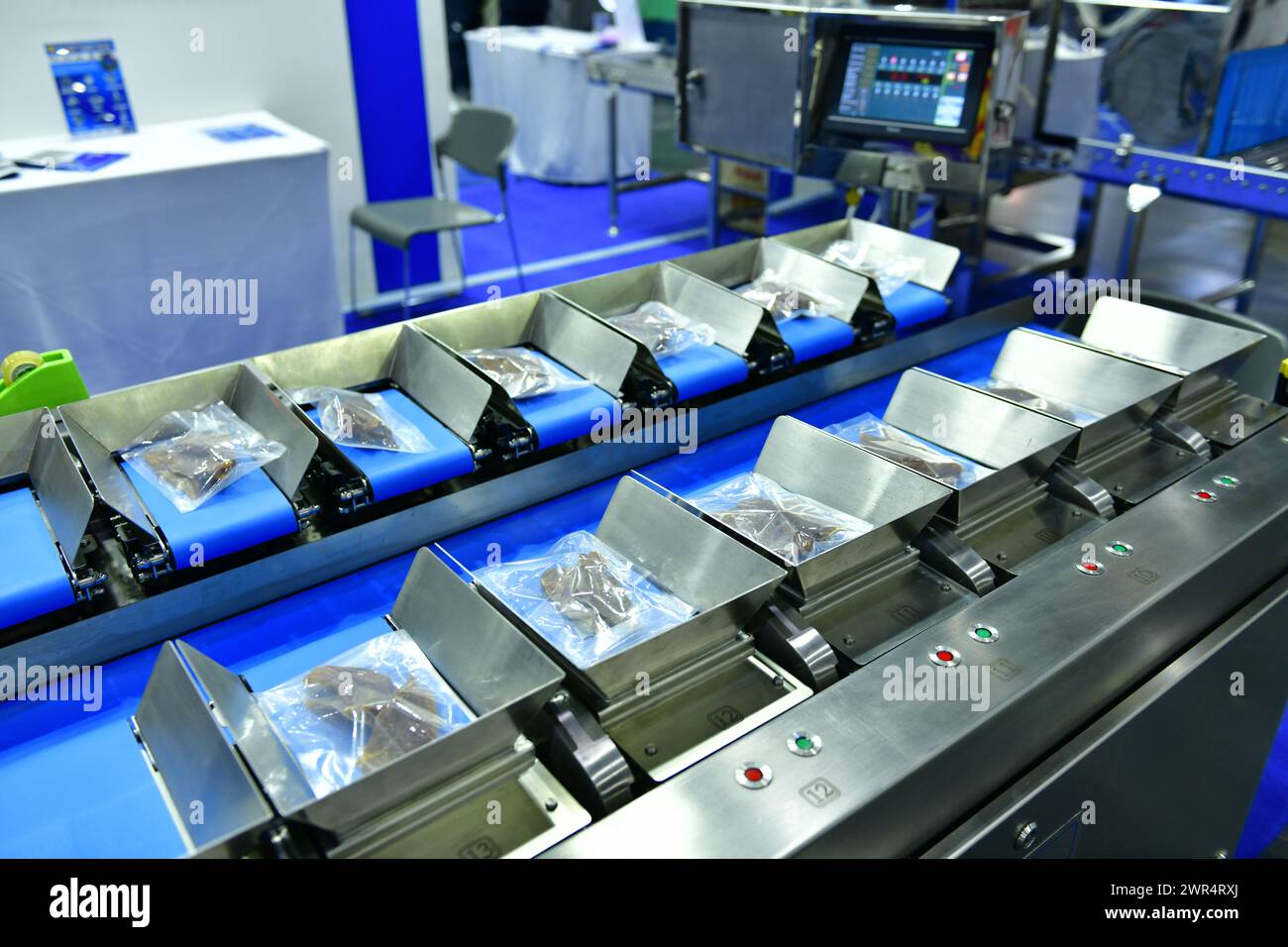 Automatische Produktionslinie für getrocknete Fischfleischprodukte an Förderbandanlagen im Werk Stockfoto