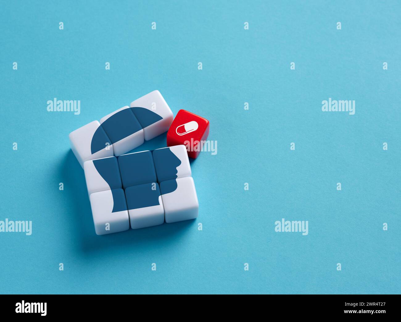 Medizin und psychische Störungsbehandlung. Einnahme von Medikamenten bei Kopfschmerzen oder psychischen Störungen des Gehirns und Geistes. Stress- und Angstbehandlung. Stockfoto