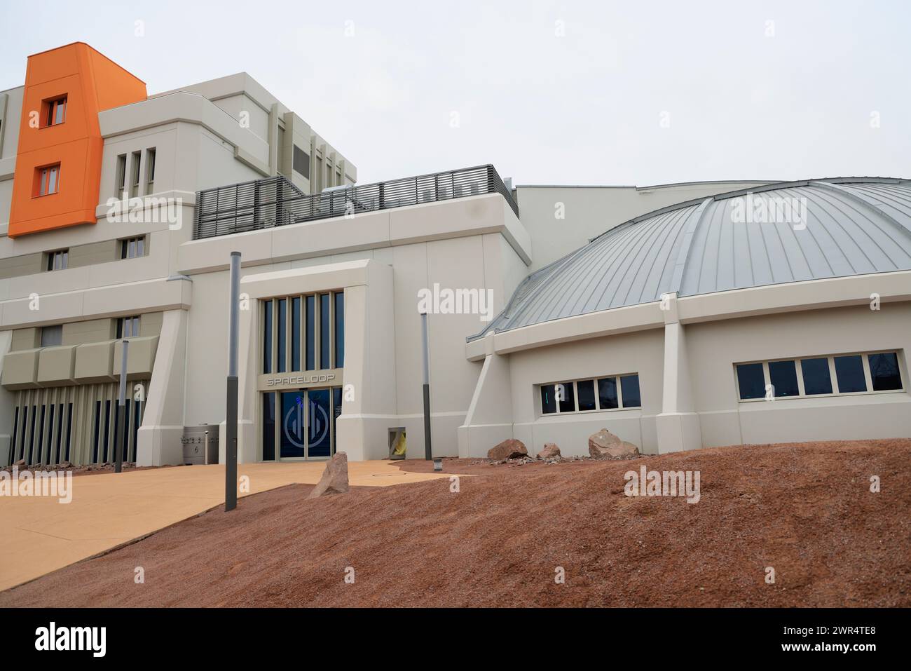 Hotel „Station Cosmos“ am Futuroscope. Das Station Cosmos Hotel ist das erste thematische 4-Sterne-Familienhotel, das in einer Weltraumbasis untergebracht ist Stockfoto