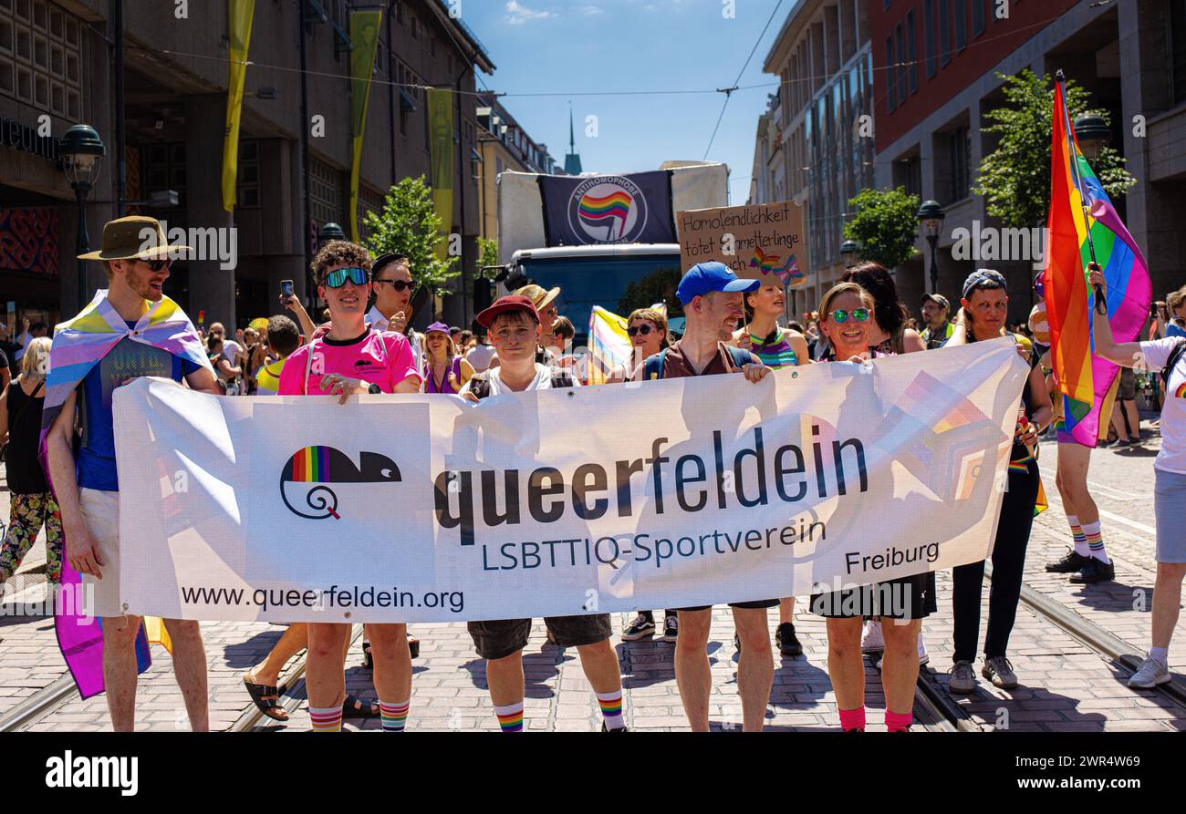 Mitglieder des LSBTTIQ-Sportvereins Queerfeldein am CSD Freiburg. Am CSD Freiburg nahmen, bei heissem Sommerwetter, schätzungsweise 17'000 Personen tei Stockfoto