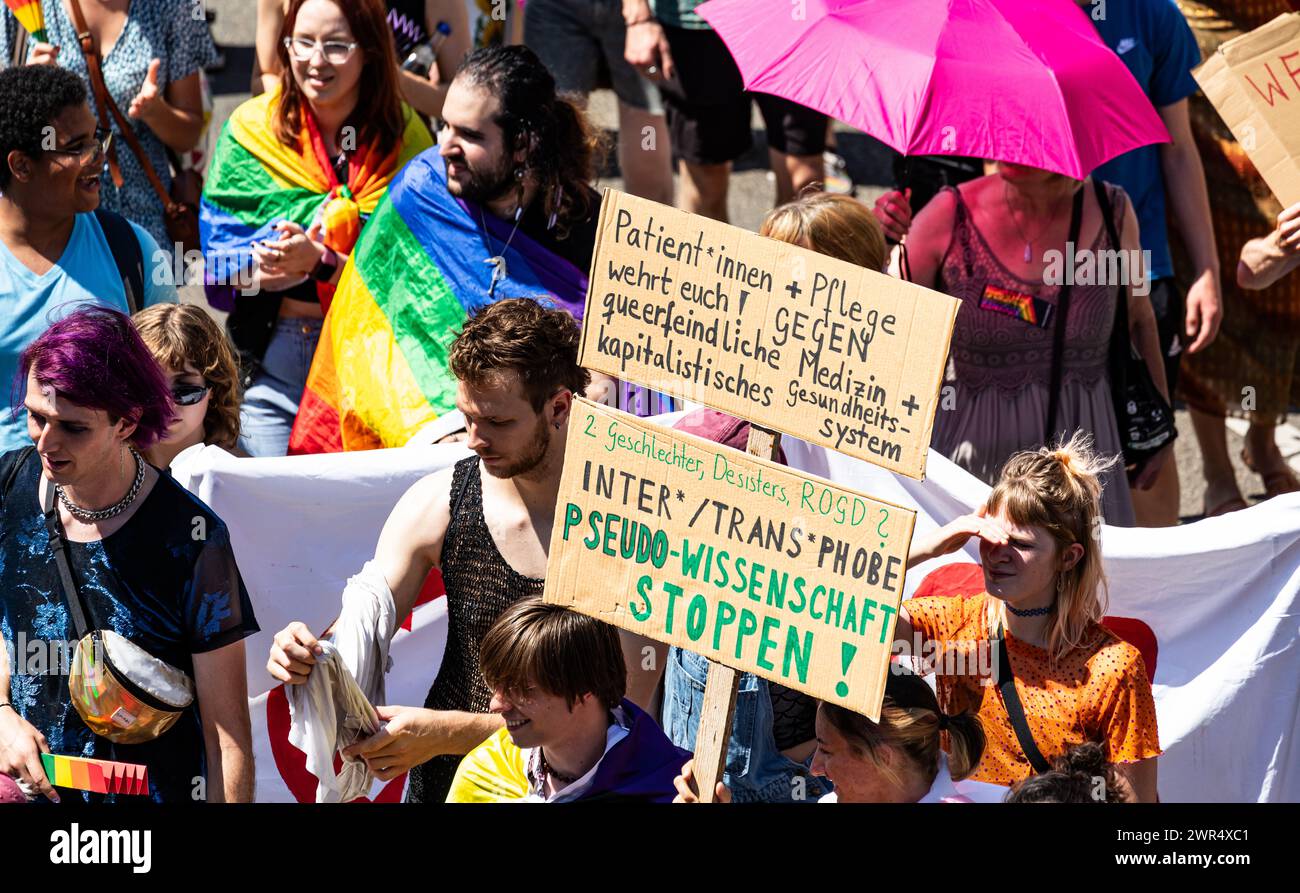 Teilnehmer des CSD Freiburg ihre Forderung hin. Am CSD Freiburg nahmen, bei heissem Sommerwetter, schätzungsweise 17'000 Personen Stockfoto