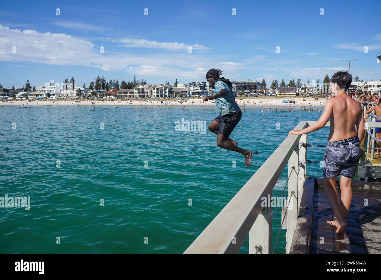 Adelaide, SA Australien 11. März 2024 . Ein Schwimmer springt heute vom Pier-Strand im Küstenvorort Henley Adelaide ab, da die Temperaturen auf 40 Celsius steigen, während die Hitzewelle anhält und voraussichtlich bis zum Ende der Woche in Adelaside und in Südaustralien anhalten wird. Credit: amer ghazzal/Alamy Live News Stockfoto