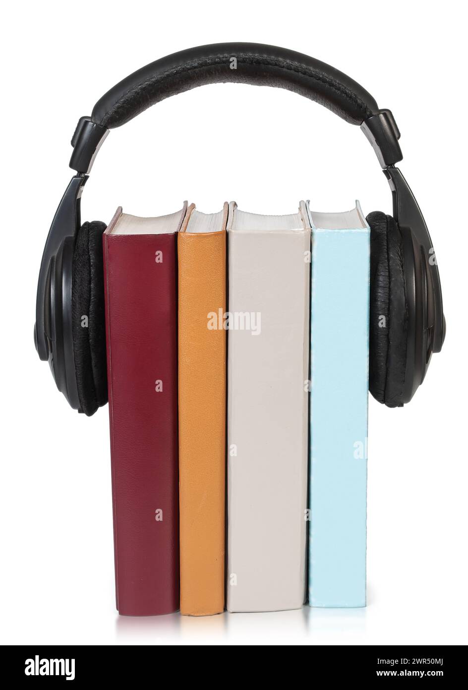 Traditionelle Papierbücher und Kopfhörer auf weißem Hintergrund. Das Konzept einer alternativen Lesart. Stockfoto