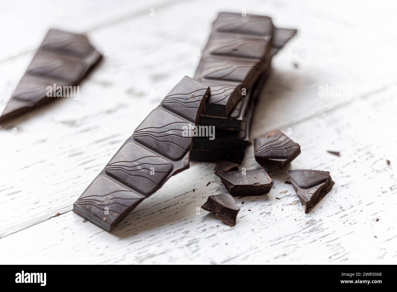 Eine Nahaufnahme von dunklen Schokoladentafeln, die in zwei Hälften zerbrochen sind Stockfoto