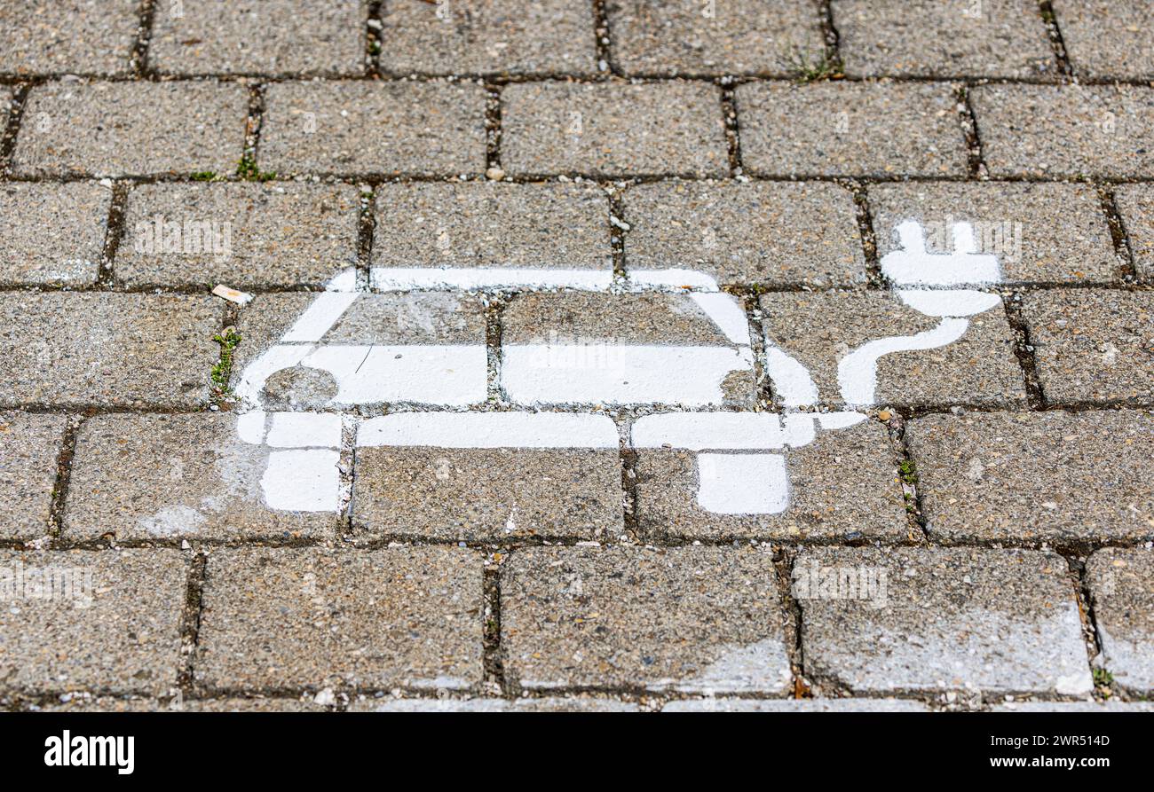 Auf einem Parkplatz ist ein Symbol eines e-Autos hingesprayt. Es symoblisiert, dass hier eine Ladestation für Elektrofahrzeug ist. (Wutöschingen, Deut Stockfoto