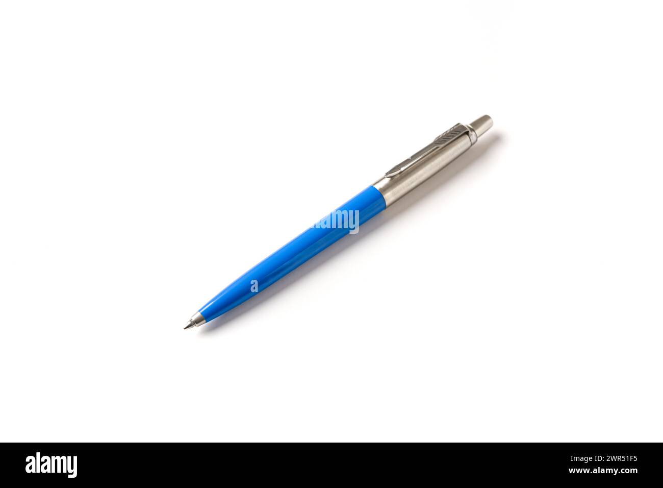 Blauer Kugelschreiber aus Kunststoff und Metall auf weißem isoliertem Hintergrund Stockfoto