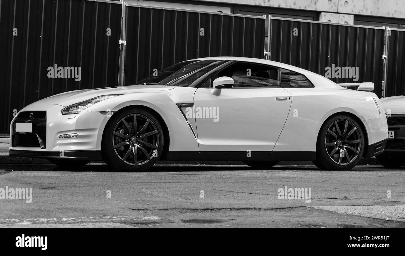 Ein weißer Nissan GT-R Sportwagen, der auf der Straße geparkt ist Stockfoto