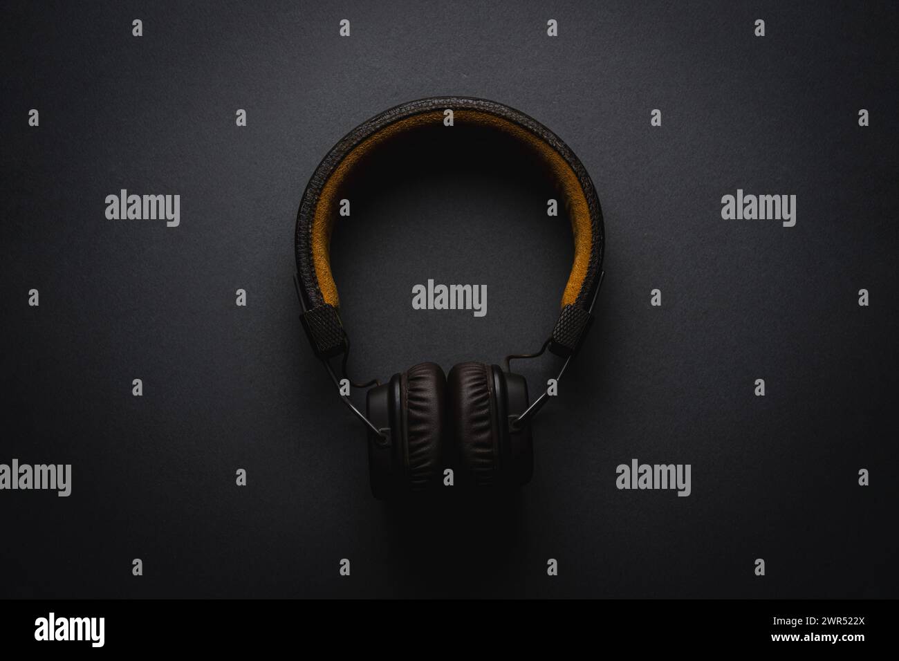 Schnurlose Over-Ear-Kopfhörer im Retro-Stil auf dunkelgrauem Hintergrund Stockfoto