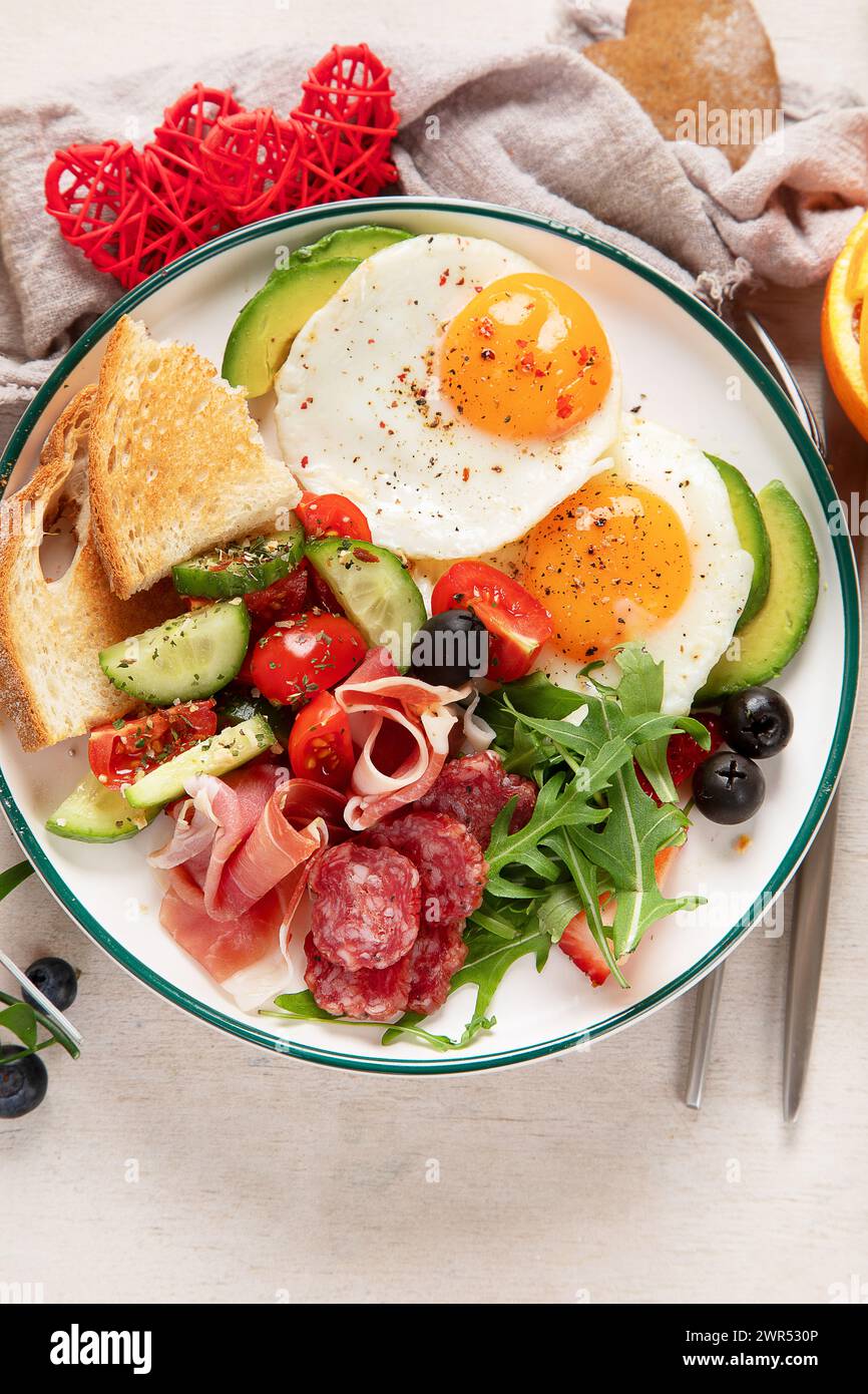 Gesundes Frühstück mit Haferflocken, Beeren, Ei, Speck und einer Tasse Kaffee. Guten Morgen. Draufsicht Stockfoto