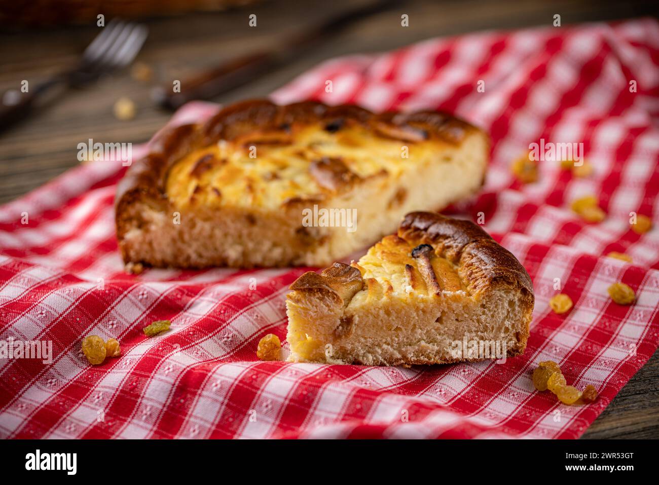 Käseauflauf mit Rosinen auf rustikaler Tischdecke Stockfoto