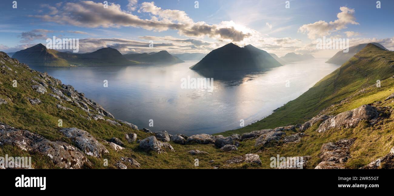 Herrlicher Blick auf den Sonnenuntergang von der beliebten Touristenattraktion - Klakkur Gipfel, Färöer Inseln, Dänemark, Europa. Unglaubliche Abendszene der Insel Kalsoy. Stockfoto